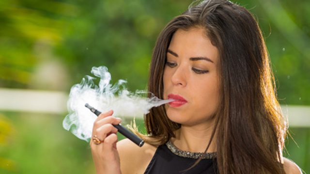 vrouw rookt via een e-sigaret