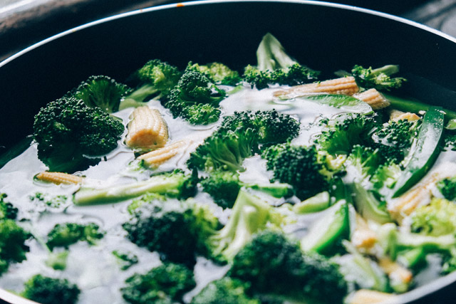 Pan met gekookte broccoli