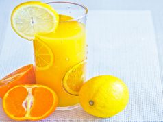 glas met sinaasappels en vitamine c